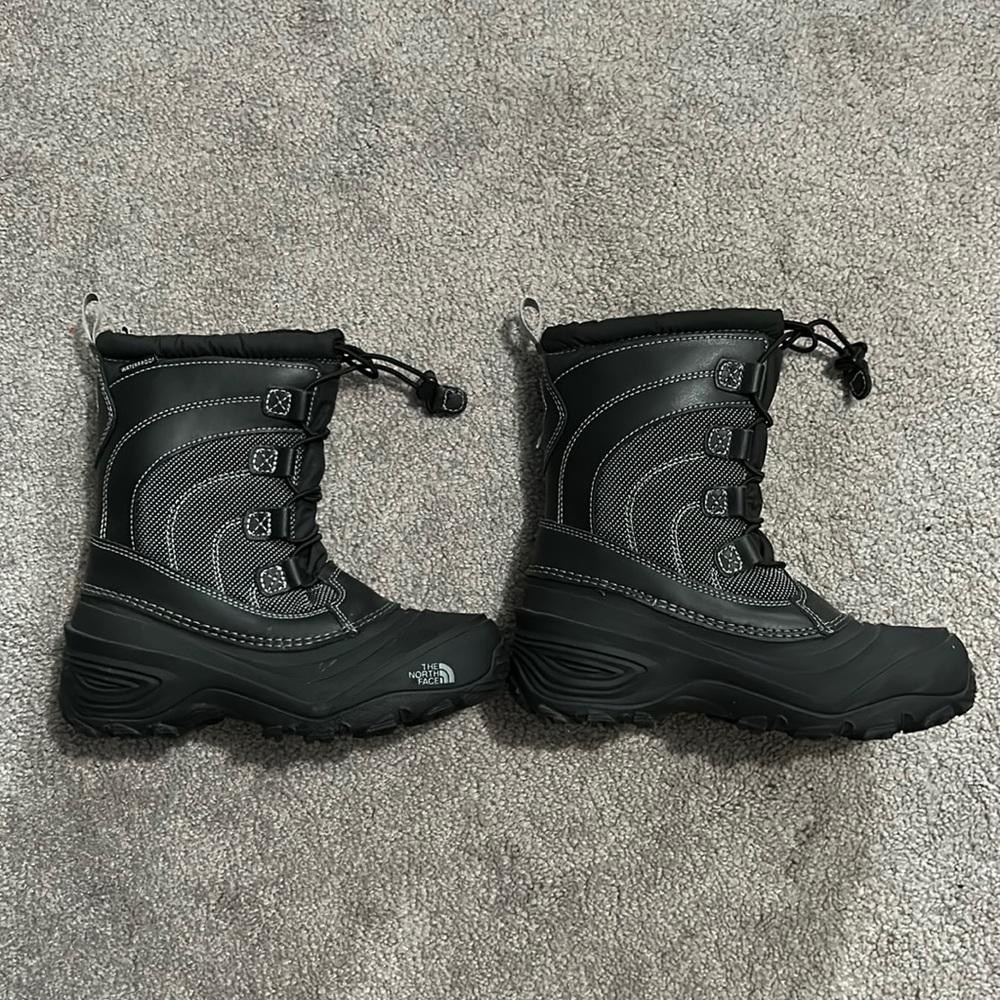 Kids size 3 The North Face snow boots. Brand new!